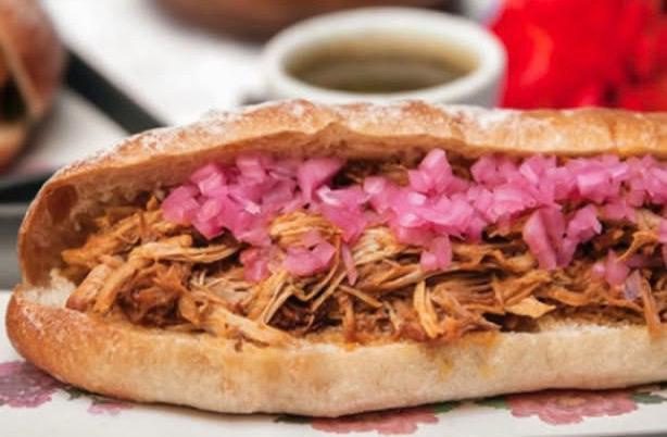 Chapata rellena de cochinita pibil con cebolla morada