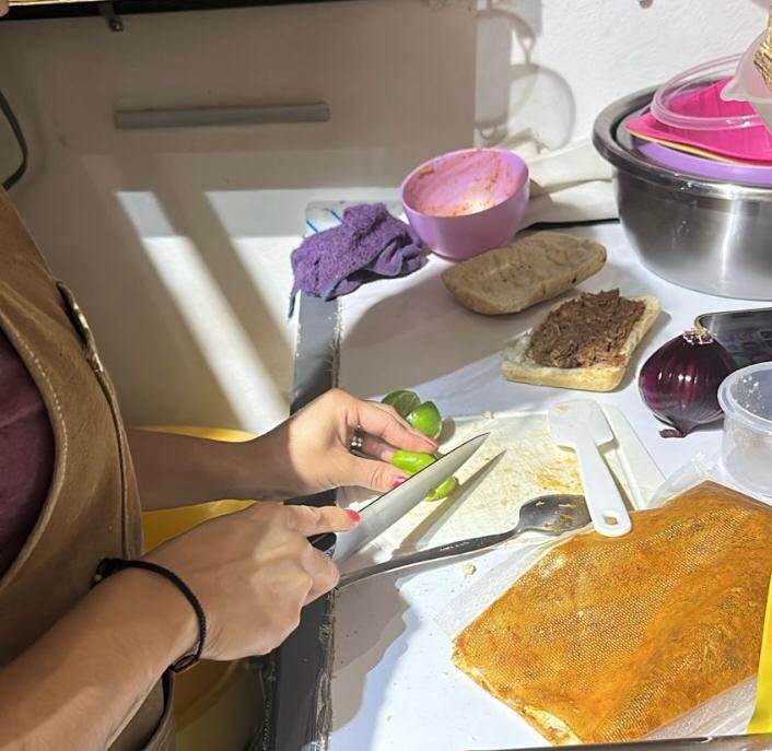 Preparación artesanal de cochinita pibil en cocina